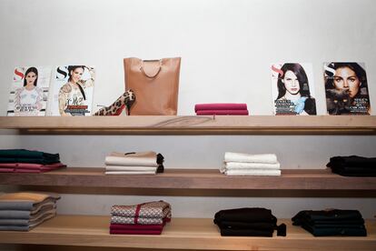 Una de las estanterías de la tienda con la nueva colección de otoño y algunas de las portadas de S Moda.