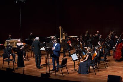 El tenor Agustín Gómez durante su actuación ayer en el Auditorio 400.