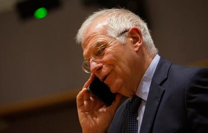 El el alto representante para la Política Exterior y Seguridad Común de la UE, Josep Borrell, habla por teléfono poco antes de mantener una videoconferencia con el secretario de Estado de Estados Unidos, Mike Pompeo, el 15 de junio de este año.