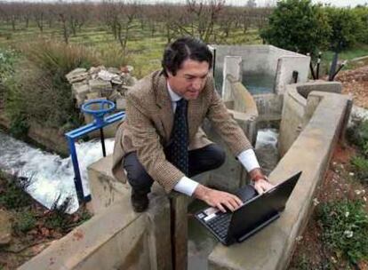 Juan Valero, en la acequia del Júcar.