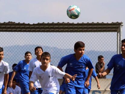 Alumnos de la escuela de 'LaLiga, Valores y Oportunidad' pugnan por un balón durante un entrenamiento.