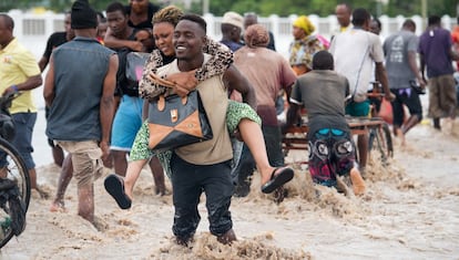 Peatones tratan de cruzar las calles inundadas de Dar es Salaam (Tanzania) en marzo del año pasado.