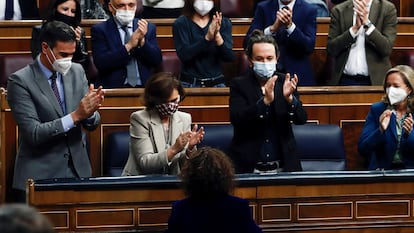 PM Pedro Sánchez (l) and his deputies Carmen Calvo, Pablo Iglesias and Nadia Calviño celebrate their victory in Congress.