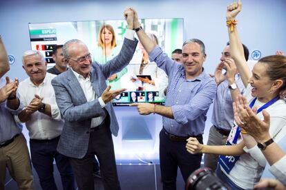 El alcalde de Málaga y candidato a la reelección del PP, Francisco de la Torre (a la izquierda), y el consejero de la Presidencia de Andalucía, Elías Bendodo (a la derecha), celebran los resultados en la capital malagueña.