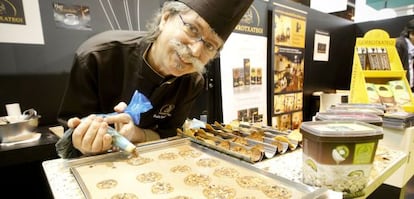 Rafael Gorrotxategi prepara 'tejas-cookie' en el Salón de Gourmets.