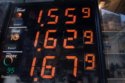 Vista del importe de los carburantes en una gasolinera de Madrid el pasado 17 de febrero.