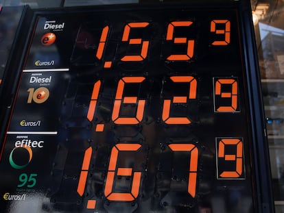 Vista del importe de los carburantes en una gasolinera de Madrid el pasado 17 de febrero.