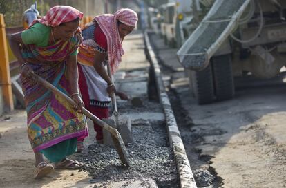 Mulheres trabalham asfaltando uma rua de Gauhati (Índia), no dia 7 de março.