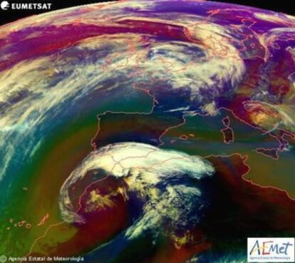 Una imagen de satélite que muestra la masa de aire que sube desde África.