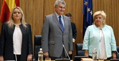 El presidente del Congreso, Jesús Posada, junto a las presidentas, de la Fundación de Víctimas del Terrorismo (FVT), Mari Mar Blanco, a la izquierda, y de la Asociación Víctimas del Terrorismo (AVT), Ángeles Pedraza.