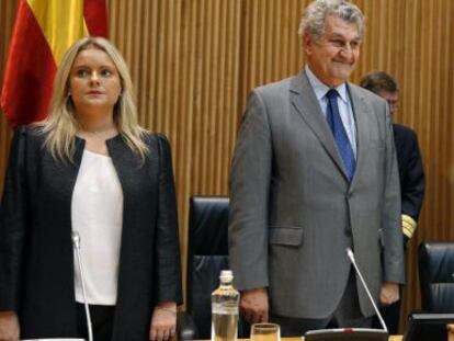 El presidente del Congreso, Jesús Posada, junto a las presidentas, de la Fundación de Víctimas del Terrorismo (FVT), Mari Mar Blanco, a la izquierda, y de la Asociación Víctimas del Terrorismo (AVT), Ángeles Pedraza.