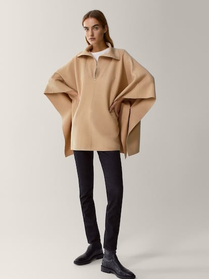 Con cremallera y confeccionado con materiales sostenibles, este poncho de Massimo Dutti en un versátil color camel será una de esas prendas que no te quitarás. Tiene un precio rebajado de 49,95 euros.