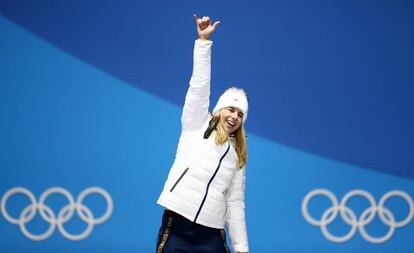 Ester Ledecka celebra el oro olímpico.