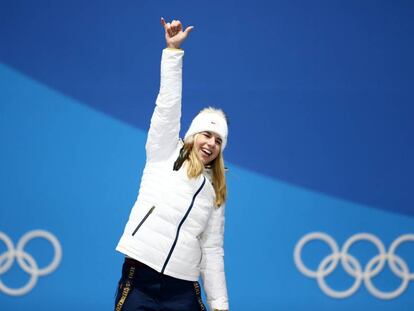 Ester Ledecka celebra el oro olímpico.