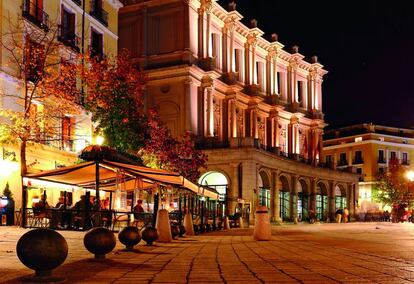 El Teatro Real y las terrazas de la plaza de Isabel II, en Madrid.