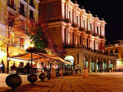 El Teatro Real y las terrazas de la plaza de Isabel II, en Madrid.