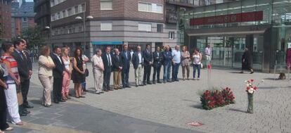 Asistentes al acto de recuerdo a las víctimas del accidente ferroviario de Galia en la calle Santiago de Compostela, de Bilbao.