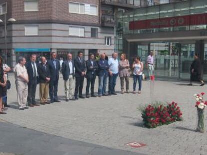 Asistentes al acto de recuerdo a las víctimas del accidente ferroviario de Galia en la calle Santiago de Compostela, de Bilbao.