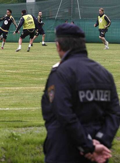 Un policía vigila el trabajo de la selección.