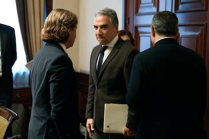 El diputado y vicesecretario de Coordinación Autonómica y Local del PP, Elías Bendodo, en el Congreso, este martes. El PP duda ahora si llevar al Tribunal Constitucional el conflicto de atribuciones entre Senado y Congreso por la amnistía ante el temor a un varapalo