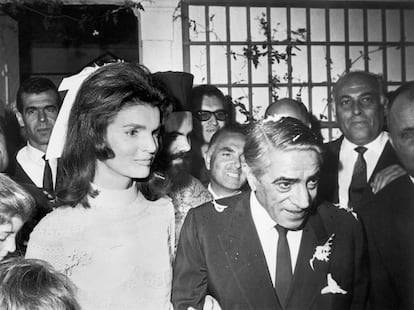 El peinado. El día de la boda, Jackie fue peinada por un estilista conocido como "Mr. Napoleon" que trabajaba para el conocido peluquero Angelos en Grecia y por cuyas manos habían pasado antes cabelleras famosas como las de Maria Callas, Grace de Mónaco, la primera mujer de Aristóteles o Lady Bird Johnson, esposa de Lyndon B. Johnson en un viaje a Grecia cuando su marido era vicepresidente de EE.UU. Angelos no pudo atender a Jackie por un motivo de agenda y “Mr. Napoleon” llegó al yate de Onassis a las 3 de la tarde del día de la boda y estuvo una hora y media peinando a Jackie. Contó que tenía el cabello muy fino, que empleó un postizo para crear su famoso 'bouffant' y que utilizó un poco de laca, cosa que a Jackie no le gustó. Recogió su cabello en una sencilla trenza trasera y le colocó un sencillo lazo. 