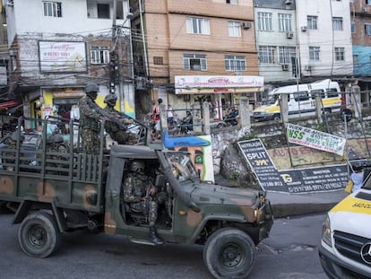 Militares fazem operação na Rocinha durante a intervenção federal.