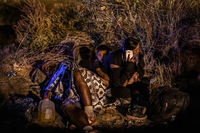 Los migrantes a los que les sea denegado el asilo y sean descubiertos tratando de ingresar nuevamente al país, se exponen a penas en prisiones estadounidenses. En la imagen, una familia venezolana descansa antes de cruzar la frontera entre Ciudad Juárez y El Paso. 
