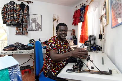 El diseñador senegalés Demba Diop en su casa taller de Benalmádena (Málaga), el pasado 12 de enero.