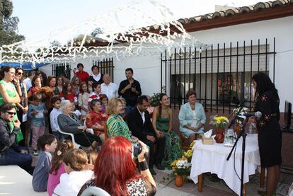 La actriz Loreto S. oficia una ceremonia ante Susana (de verde) y Nicolás el 16 de octubre de 2010.