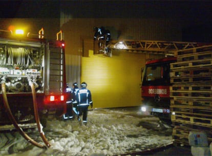 Los bomberos trabajan en la nave donde se ha declarado el incendio en Tres Cantos.