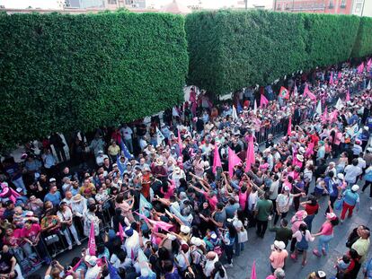 Simpatizantes de Xóchitl Gálvez se reúnen para apoyar a la candidata en León, Guanajuato, este 6 de mayo.