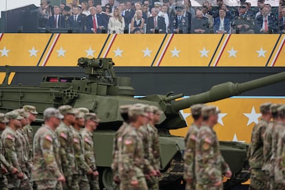 Un momento del desfile de este sábado a su paso ante la tribuna de honor.