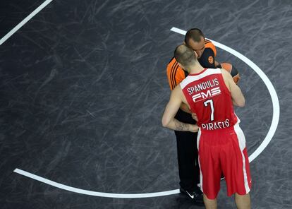 La estrella del Olympiacos Vassilis Spanoulis habla con el árbitro.
