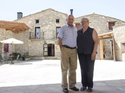 Alejandro Rivera y Rosa Mar&iacute;a Gili, en la plaza de Cal Soldat. 