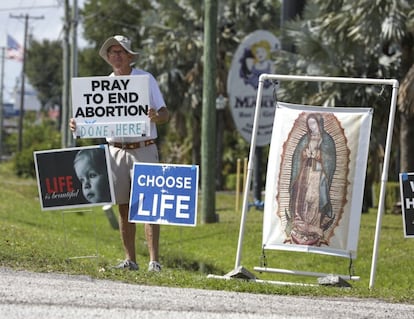 En Clearwater, Florida, el hombre de 70 años Dave Behrle se manifiesta en contra del aborto legal afuera de una clínica de ginecología, obstetricia y medicina abortiva.