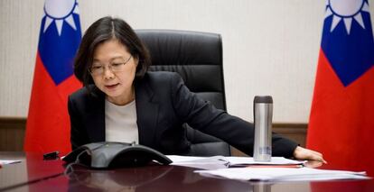 La presidente de Taiwan, Tsai Ing-wen, mientras habla con Donald Trump.