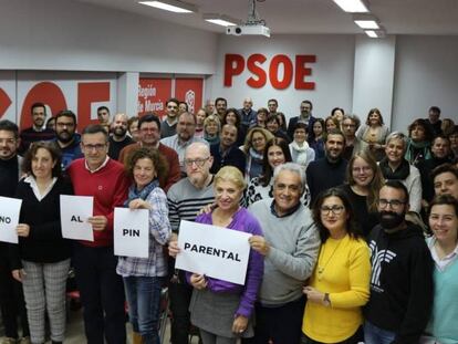 Militantes del PSOE de Murcia firman contra el veto parental.