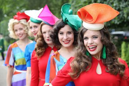 Katy, Meg, Lisa, Khiley, Anna, de los rodillos de Tootsie, usan vestidos y sombreros de colores brillantes durante la primera jornada de la Royal Ascot 2018.