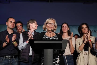 Manuela Carmena (c) concedes defeat on election night.