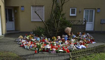 Habitantes de Herne han llenado de flores, peluches y velas la casa de Jaden, el pequeño asesinado el lunes pasado.
