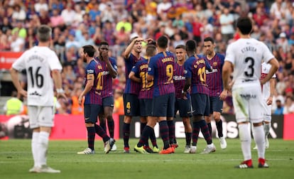 Luis Suárez, celebra con sus compañeros el tercer gol de su equipo.