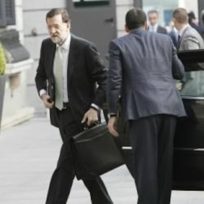 El presidente del Gobierno, Mariano Rajoy, a su llegada esta mañana al Congreso para asistir al pleno de la Cámara Baja, en el día de huelga general convocada por los sindicatos contra la reforma laboral, 29 de marzo de 2012