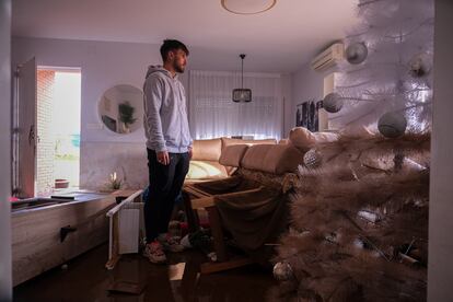 Antonio Escudero, 26 años, posa en el salón de su casa en Valdebótoa (Badajoz) este jueves después de que el desborde del río Gévora haya afectado la casa en la que vive desde hace poco menos de un año.