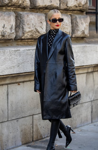 Caroline Caro Daur, con abrigo de cuero en París.