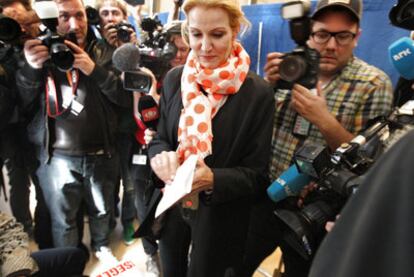 La líder del bloque de centro-izquierda, Helle Thorning-Schmidt, se dispone a votar en Copenhague.