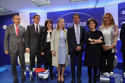 El exprimer ministro francés Manuel Valls (tercero por la derecha), junto a Albert Rivera (segundo por la izquierda) y la vicepresidenta Soraya Sáenz de Santamaría (segunda por la derecha) el jueves pasado en Madrid.