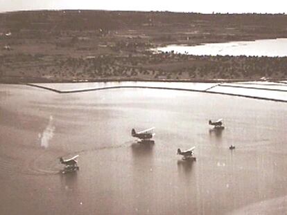 La base de hidroaviones del Estany Pudent, en plena actividad.