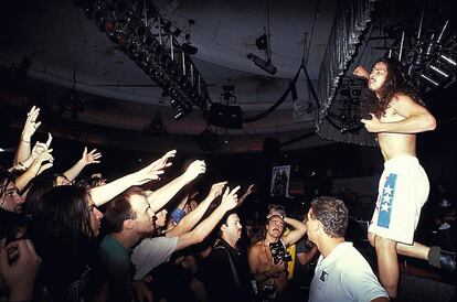 Buscando fotos de Chris Cornell, hemos dado con esta de su actuación en una fiesta para ‘RIP! Magazine’ en Hollywood.
