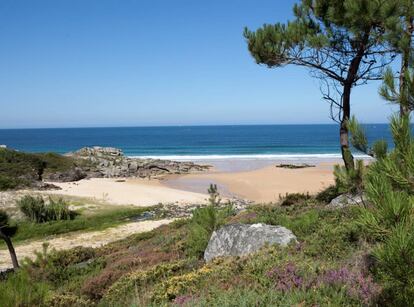 Dique, Porto de Son in A Coruña. If it wasn’t for Google Maps, it would be difficult to find Dique beach. Indeed, this small hideaway beach, with just 80 meters of white sand, nearly disappears at high tide. Located near the Castro de Baroña fort among a forest of pine trees, the beach is popular with nudists. Swimmers should be careful in the the water, which is known for its big waves.