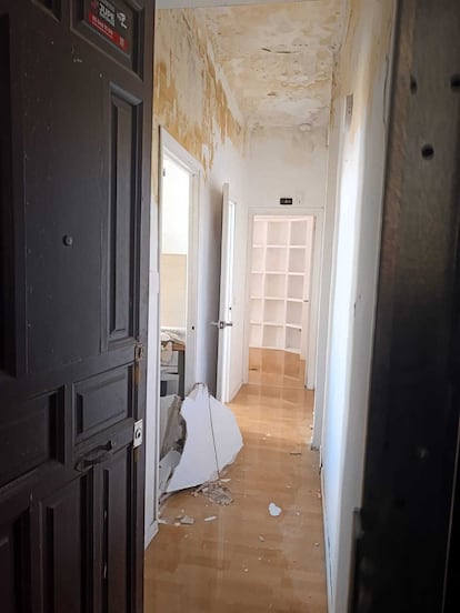Un trozo de techo, vencido en una casa del edificio de Lavapiés el 9 de abril